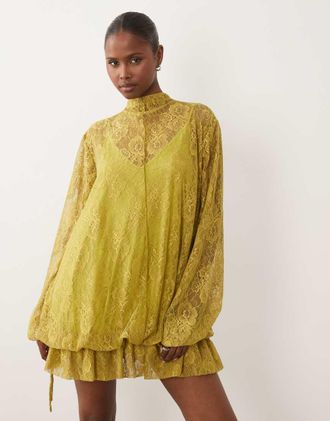 Asos Vestito corto in pizzo verde con maniche a campana e dettagli sul fondo