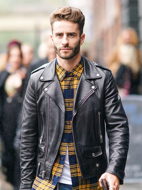 Schwarze Lederjacken können mit bunten Hemden kombiniert werden