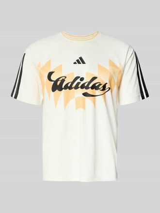 adidas T-Shirt mit Logo- und Motivprint in Offwhite, Gr&ouml;&szlig;e XXL