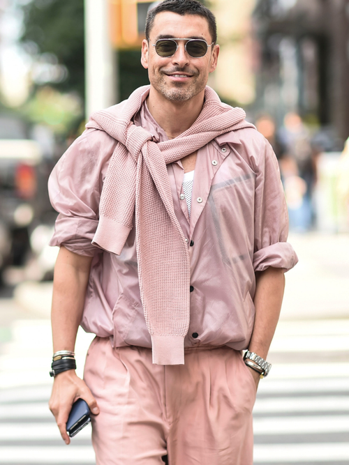 Alex Badia trägt einen Monochrom-Look in Pink auf der New York Fashion Week.