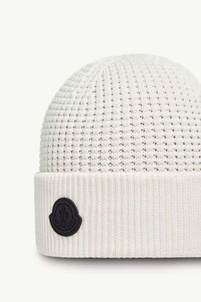 Moncler K20913B00032M1367 Logo-Patch Knit Beanie - White