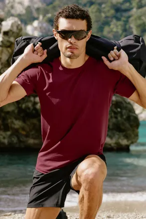 Alo | Conquer Reform Crewneck Short Sleeve Top in Garnet, Size: 2XL