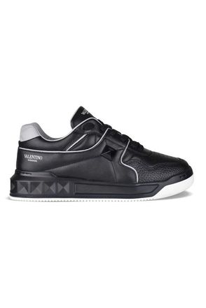 Valentino Garavani sneakers met &eacute;&eacute;n stud
