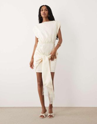 Pretty Lavish Hattie - Vestito corto con maniche ad aletta in jacquard color crema con frange e laccetti-Bianco