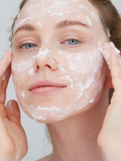 Ölige Haut: Diese Pflegeroutine ist laut Experte die Richtige