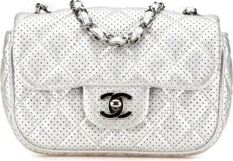 Chanel Borsa a tracolla Punch mini in pelle di agnello traforata con battente 2014 - Argento