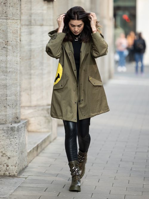 Streetstyle mit einem grünen Parka und einer weiten beigen Hose.
