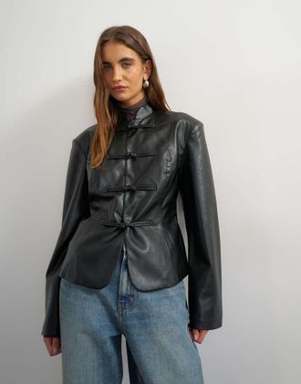 Topshop blazer in pelle sintetica nera con chiusura con alamari-Nero