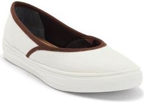 Fuchsia Crossover Sneaker Flat in White at Nordstrom Rack, Size 10