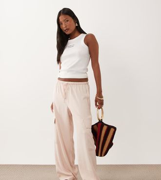 Miss Selfridge Pantaloni cargo fluidi sartoriali rosa pallido