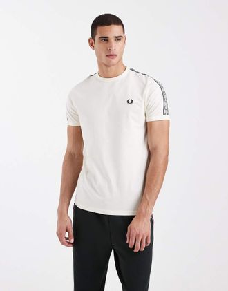 Fred Perry T-shirt &eacute;cru con fettuccia con logo e bordi a contrasto-Neutro