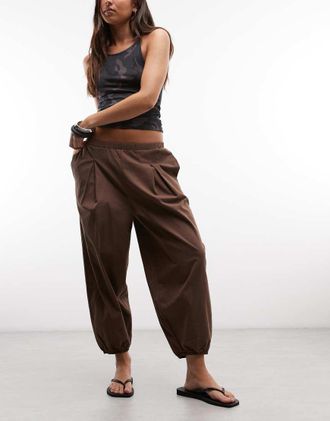 Reclaimed Vintage pantaloni bloomer in popeline 3/4 marrone cioccolato