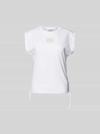 Oh April T-Shirt mit Label-Print in Weiss, Gr&ouml;&szlig;e XS