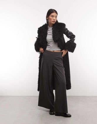 Reclaimed Vintage trench con effetto coccodrillo con colletto e polsini in pelliccia sintetica nera-Nero