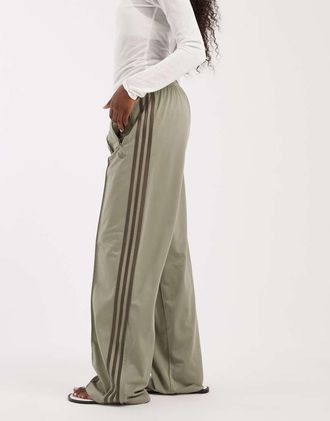 adidas Originals Firebird pantaloni della tuta ampi in kaki chiaro-Verde