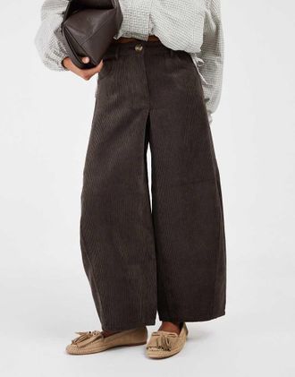 Vero Moda Petite pantaloni barrel leg in velluto a coste marrone cioccolato