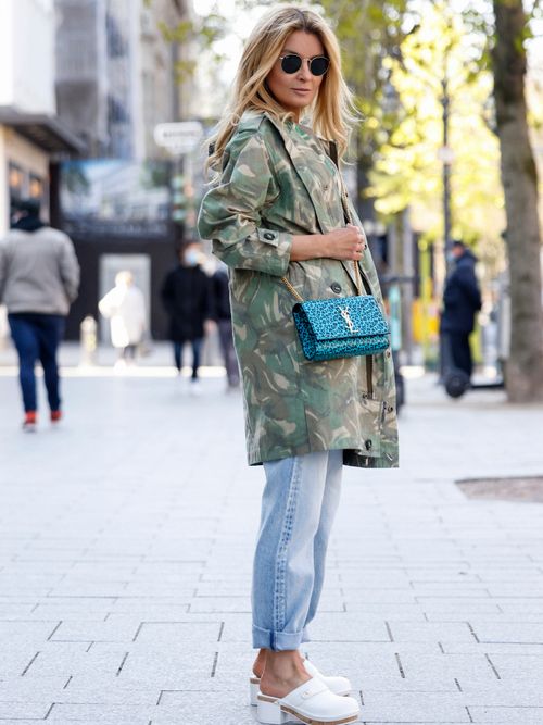 Gitta Banko in einem Carmouflage-Parka und weißen Clogs.