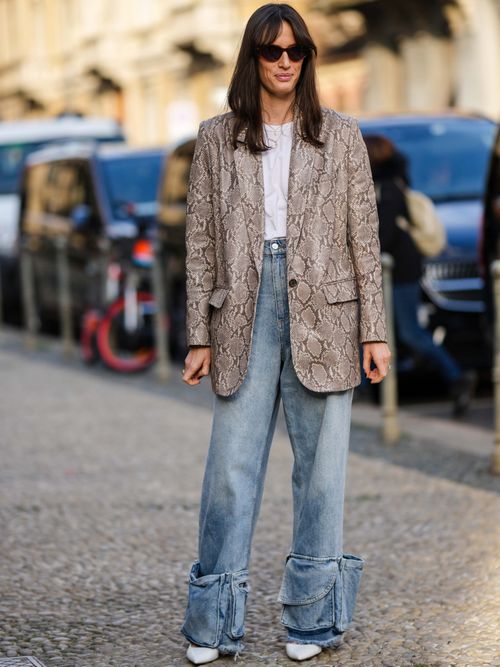 Astrid Boutrot trägt einen Blazer in Animalprint mit weißem T-Shirt und Jeanshose auf der Milan Fashion Week.
