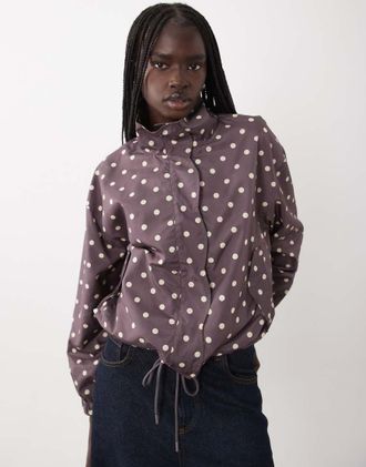 Miss Selfridge giacca a vento con bordo smerlato a pois color cioccolato-Multicolore