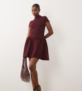 KAIIA esclusivo vestito mini fit and flare con collo alto, maniche corte, dettaglio basque e vita scesa in bordeaux-Rosso