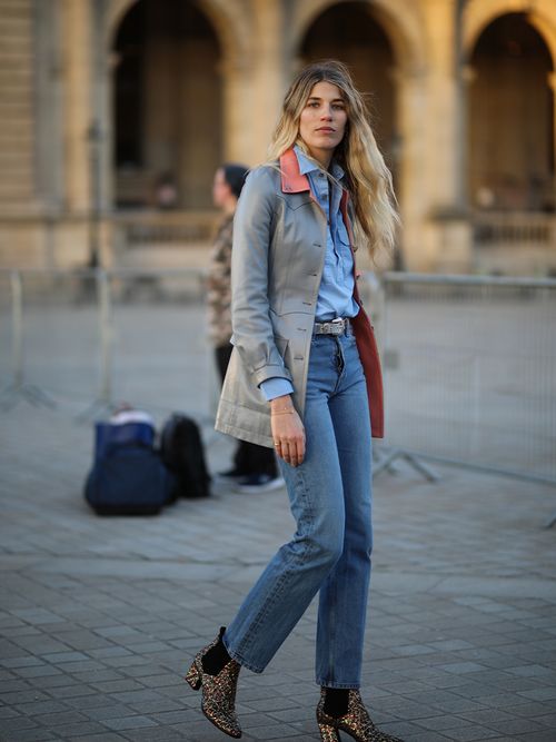Veronika Heilbrunner mit Jeans und goldenen Chelsea Boots.