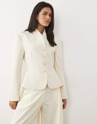 Miss Selfridge Blazer corto senza colletto color avorio-Bianco