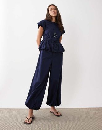 Asos Tuta jumpsuit con peplo e gamba a palloncino blu navy