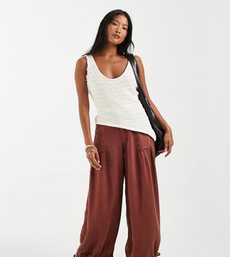 Asos Petite ASOS DESIGN Petite - Pantaloni a palloncino color ruggine con tasche sul davanti e fondo regolabile con laccetti-Rosso