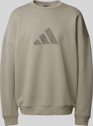 adidas Oversized Sweatshirt mit Label-Print in Taupe, Gr&ouml;&szlig;e L