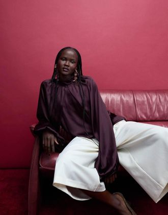 & Other Stories Top a mantella in raso color vino con maniche voluminose-Rosso