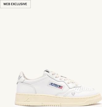 Autry MEDALIST LOVE SNEAKERS IN WHITE AND SILVER LEATHER