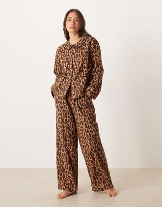 Asos Pigiama con pantaloni e camicia con bordi smerlati e stampa leopardata-Marrone