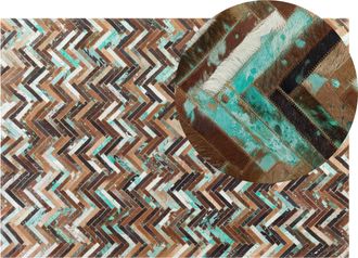Beliani Beliani - Alfombra De Piel De Vaca Multicolor Marr&oacute;n Azul 140 X 200 Cm Fabricada A Mano Patr&oacute;n Chevron Amasya