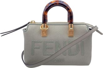 Fendi Trouwens, een Fendi stoffen handtas