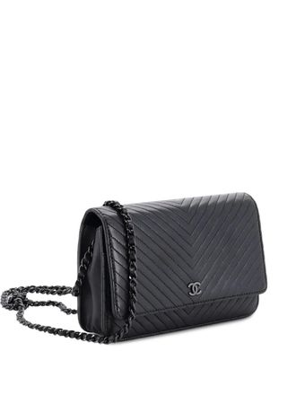 Chanel So Black Wallet on Chain Chevron Lambskin crossbody bag - Zwart