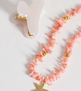 Orelia Collana appariscente placcata in oro 18 carati con schegge di corallo sintetico rosa e stella marina