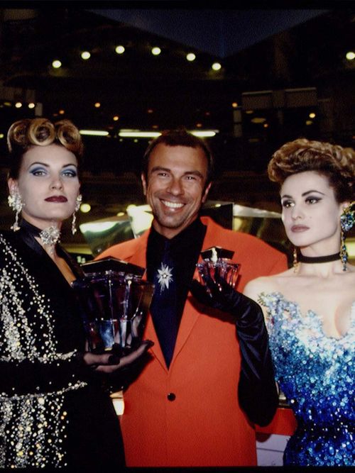 Thierry Mugler mit zwei Models in den 90er Jahren.