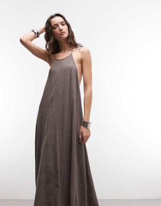 Weekday Vestito lungo in tessuto stropicciato color tortora scuro allacciato al collo con dorso a vogatore-Marrone