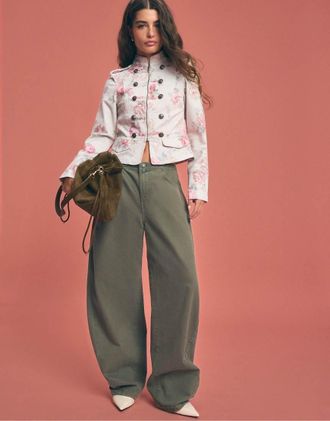 Stradivarius giacca con stampa floreale e bottoni color ecru-Bianco