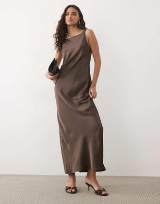 Jacqueline de Yong vestito lungo in raso con collo alto marrone