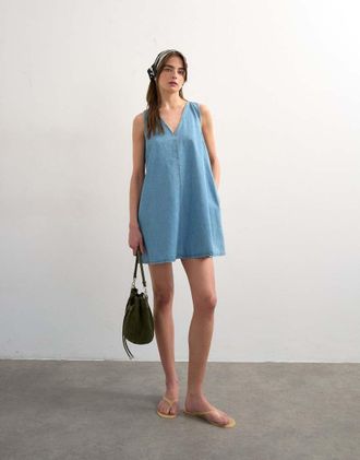 Topshop Vestito a trapezio corto in denim candeggiato con scollo a V-Blu