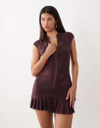 I.AM.GIA Isela vestito mini con pizzo, chiusura a gancetti sul davanti, maniche corte e vita bassa in chocolate-Marrone