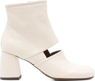 Chie Mihara 70 mm enkellaarzen met blokhak en uitgesneden details - Beige