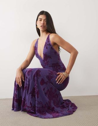 Asos vestito lungo in rete floreale floccata con scollo profondo e fondo a sirena in viola elettrico