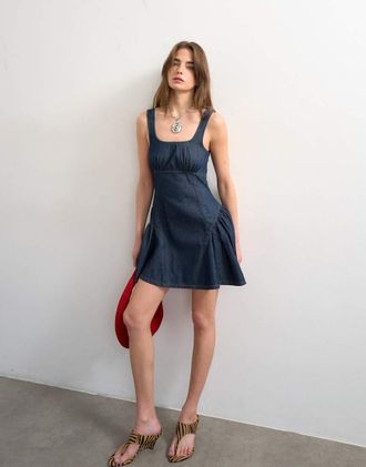 Topshop Vestito corto in denim lavaggio indaco con fondo peplo-Blu
