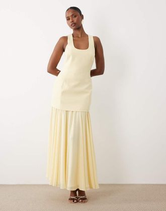 Forever New Vestito lungo giallo a doppio strato con scollo rotondo e fondo sceso