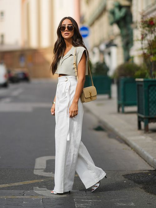 Streetstyle mit einer weiten weißen Bundfaltenhose und einem kurzen Top.