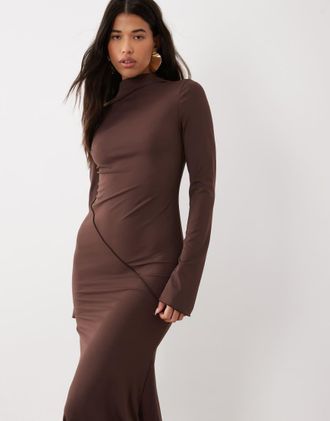 Daska vestito maxi accollato con dettaglio di cucitura asimmetrica color cioccolato-Marrone
