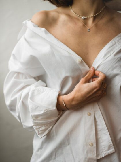 5 Tipps, um das lästige Öffnen der Blusenknöpfe zu verhindern