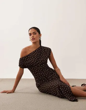 Forever New Vestito midi monospalla in rete color cioccolato a pois con spacco alto-Marrone
